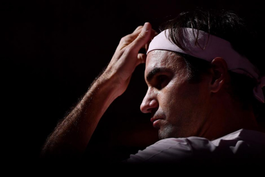 Šta se to dešava sa Federerom?!