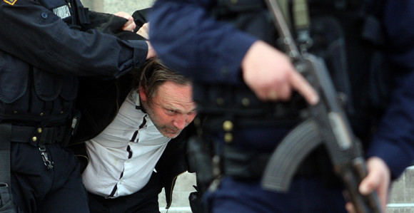 Бомбаш и даље опасан по околину