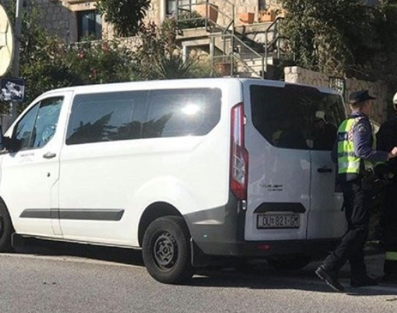 Комби пун дјеце забио се у зид