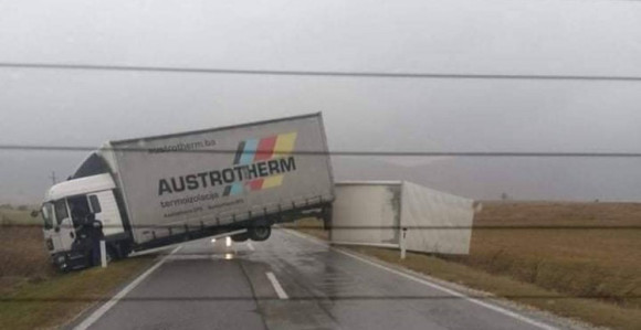 Vjetar prevrnuo prikolicu kamiona kod Kupresa