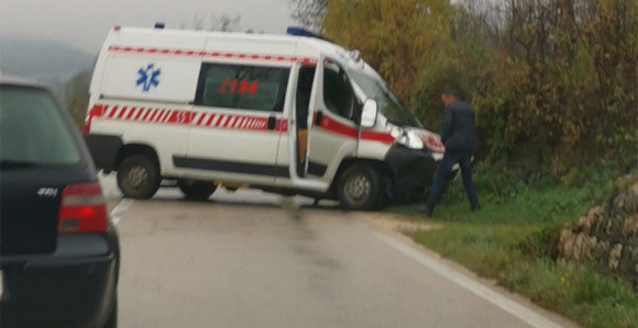 Vozilo Hitne pomoći sletjelo sa puta u Bočcu