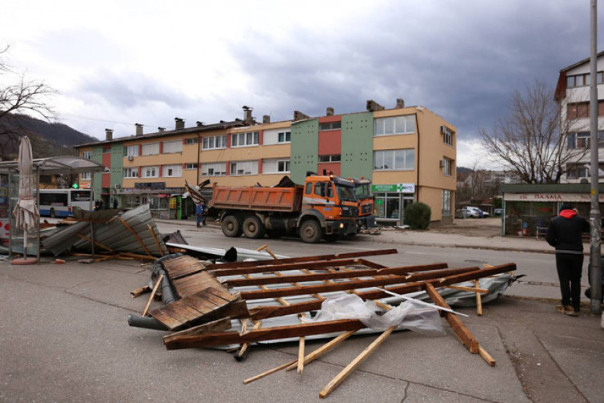 БЛ: У невремену повријеђено троје