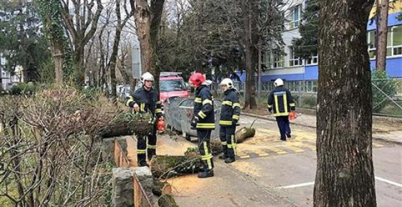 Oštećeno više od 100 objekata