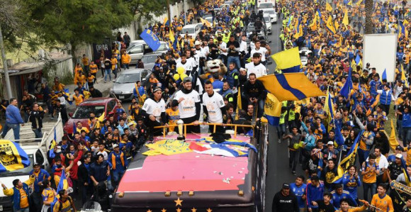 Video: Kako se slavi titula u Meksiku? Ludo!