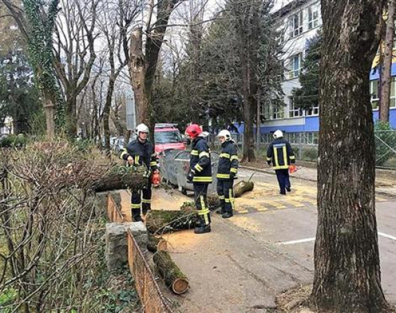Oštećeno više od 100 objekata