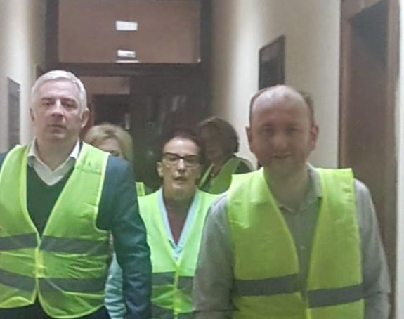 Opozicija obukla žute prsluke