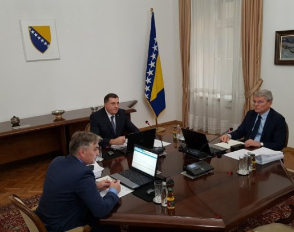 Додик на сједници без заставе РС