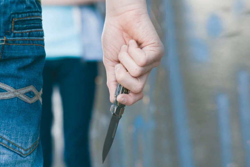 Sanski Most: Učenicu nožem napao u školi?