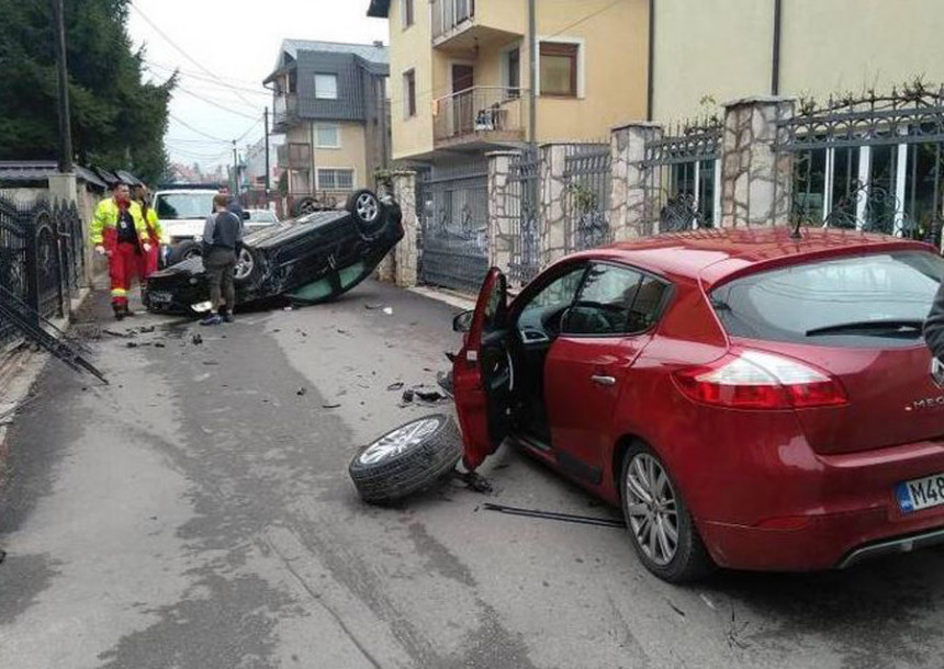 Сарајево: Аутомобил завршио на крову