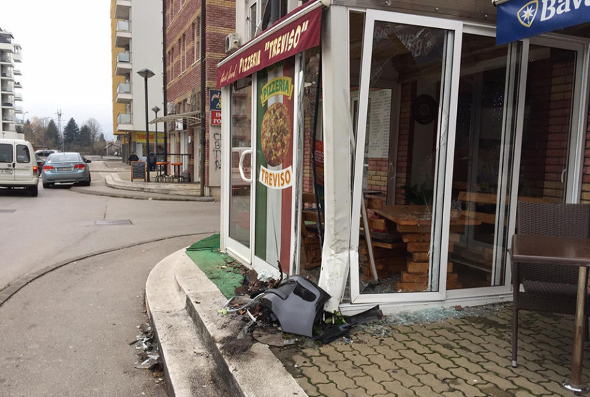 Vozilom udario u izlog picerije, pa pobjegao