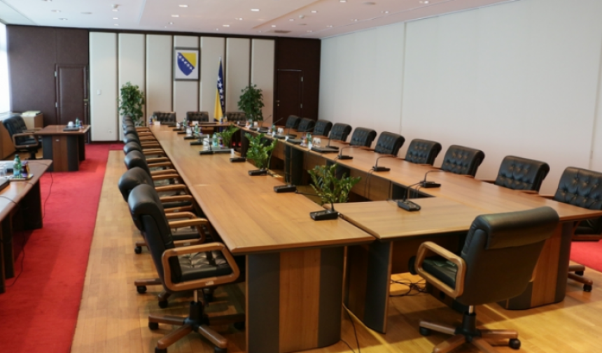 Tegeltija bira između dva kandidata DNS-a