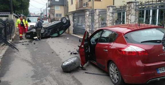 Sarajevo: Automobil završio na krovu