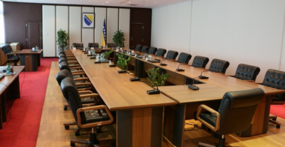 Tegeltija bira između dva kandidata DNS-a