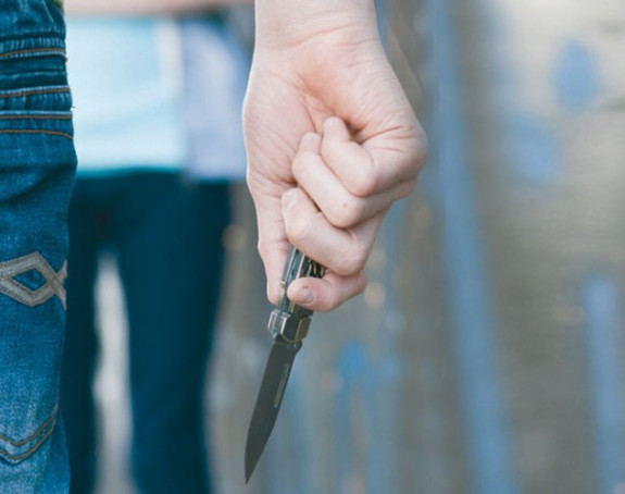 Sanski Most: Učenicu nožem napao u školi?