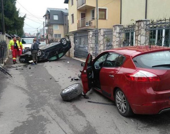 Sarajevo: Automobil završio na krovu
