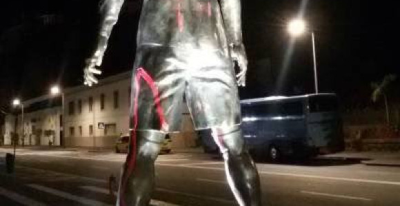 Oskrnavljen spomenik Ronaldu!