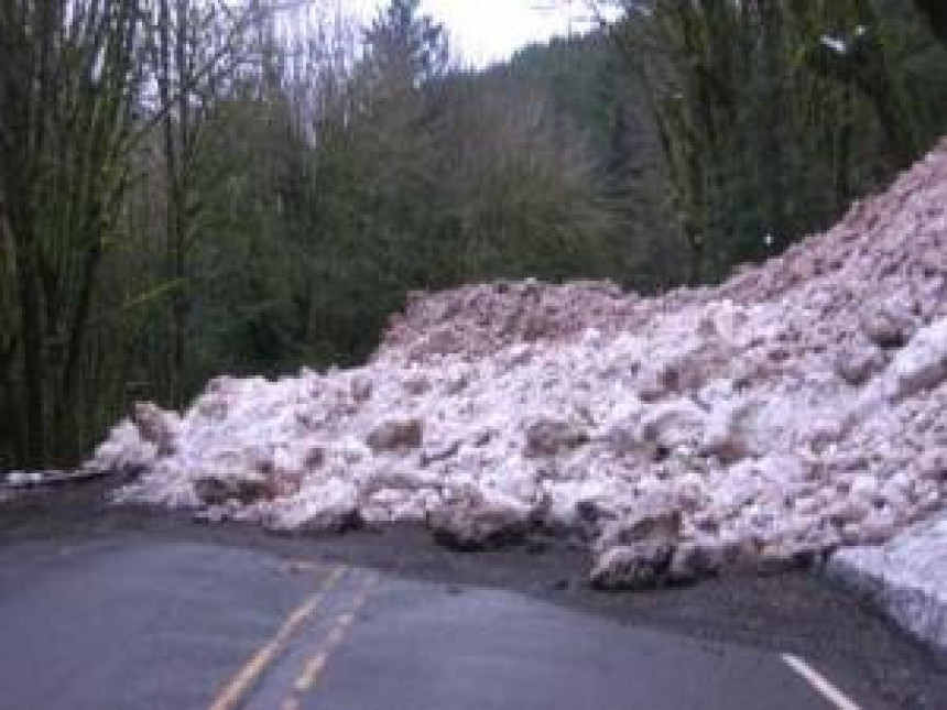 Опрез: Опасност од лавина на путу