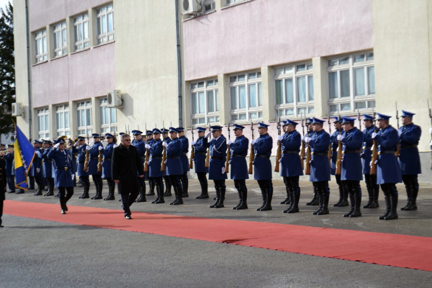 "Ako idu na mezarje, mogu i na paradu"