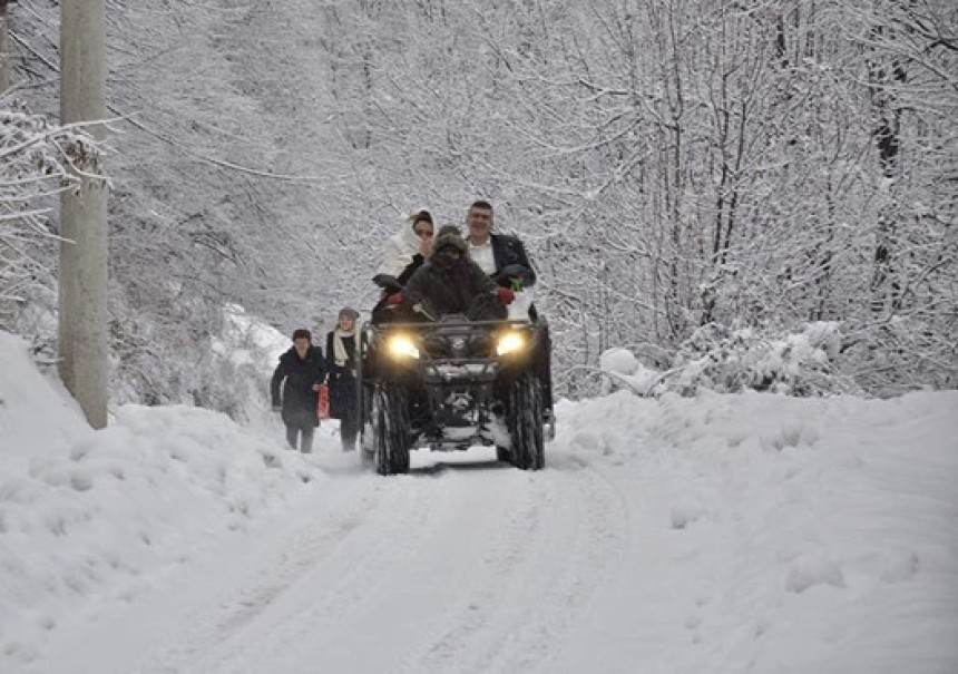 Mladenci na kvadu na vjenčanje