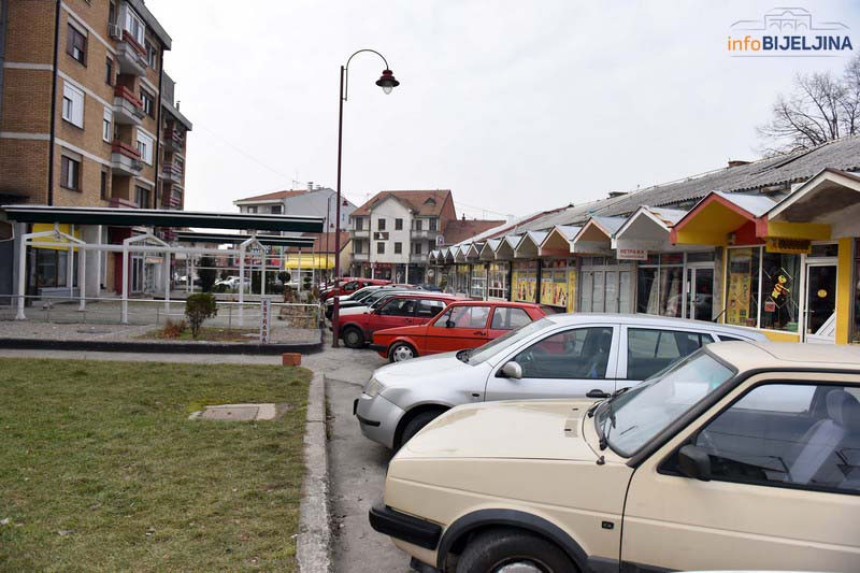 Parkinga nema, ''trpe'' trotoari