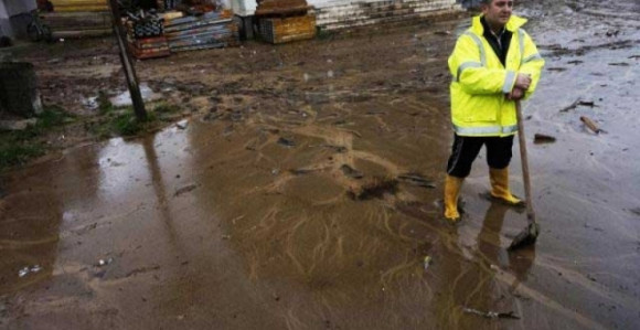 Evakuisano 171 lice, oranice pod vodom  