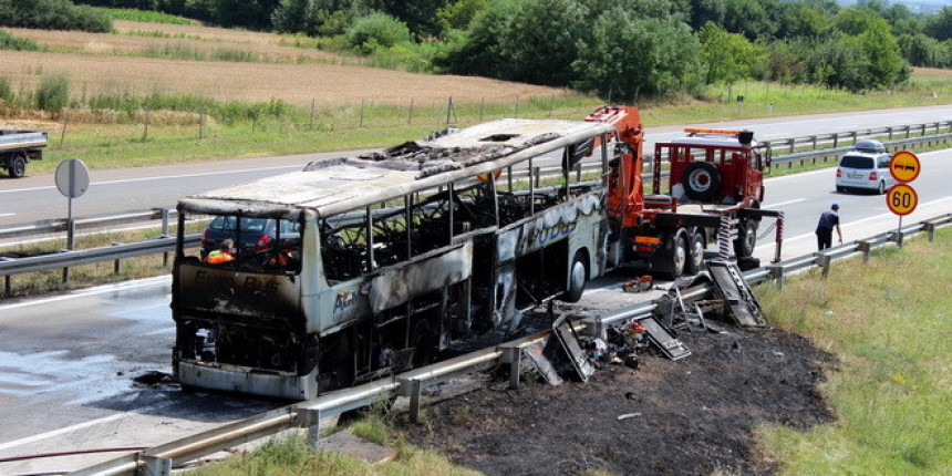 Autobus udario u kamion, 13 mrtvih