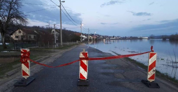 Izlila se Una, zatvoren put