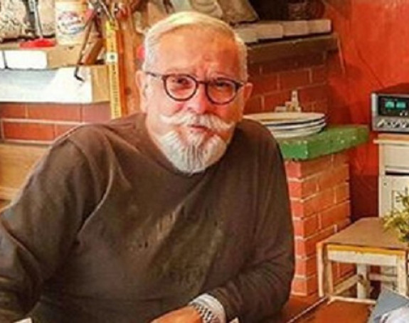 Još uvijek se udvara supruzi