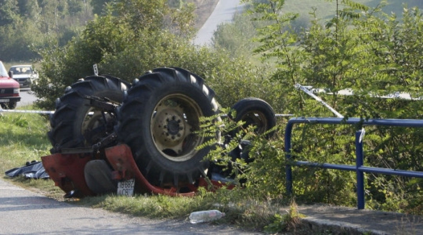 Prevrnut traktor, poginuo dječak