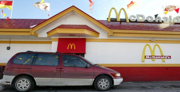 Osmogodišnjak se sam dovezao u Mekdonals da kupi čizburger
