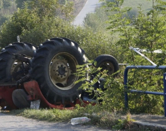 Prevrnut traktor, poginuo dječak