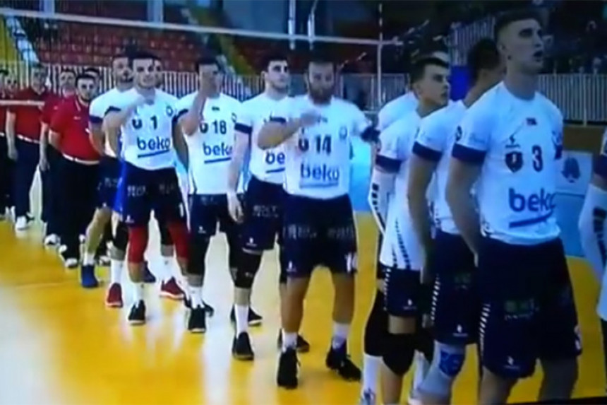 Skandal u Pazaru: Izviždana himna!