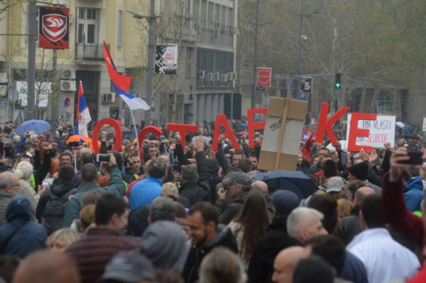 Полиција спречава паљење зграде  