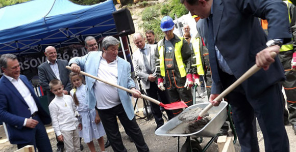 Kamen temeljci zarasli u korov 