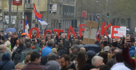 Policija sprečava paljenje zgrade  