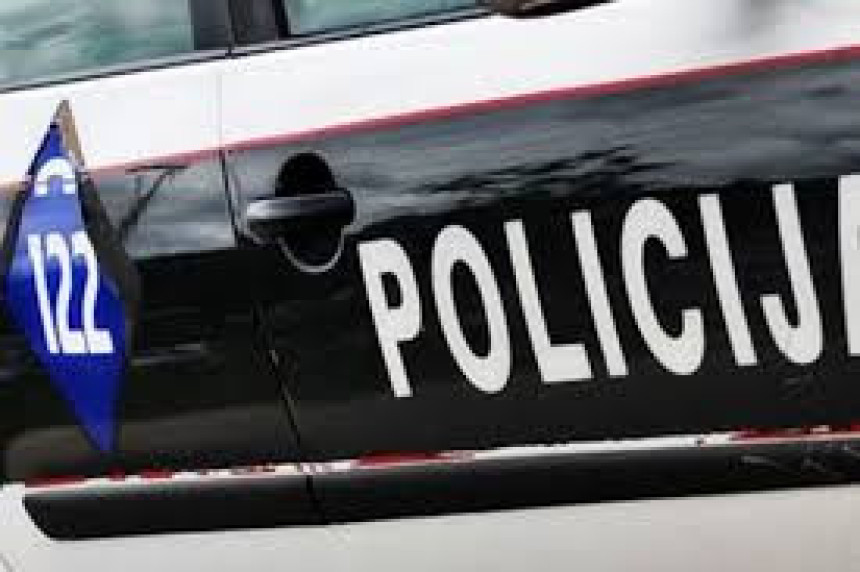 Mrtav muškarac nađen u mercedesu