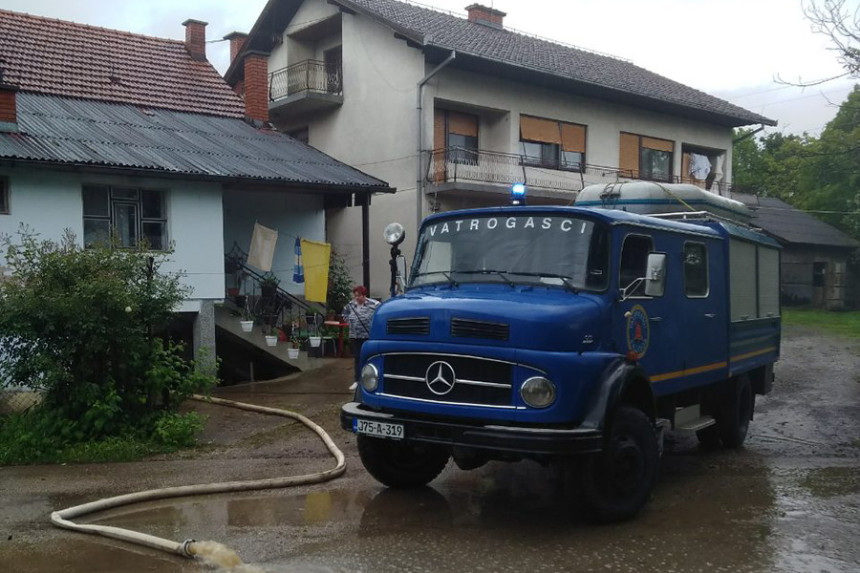 Kuće poplavljene, mještani bijesni