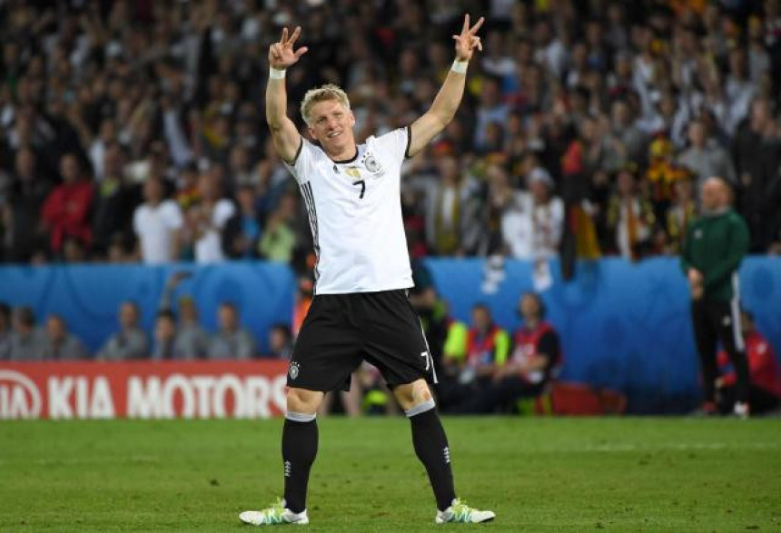 Švajni slavio sa tri prsta! Da li je to neka poruka za Anu?!