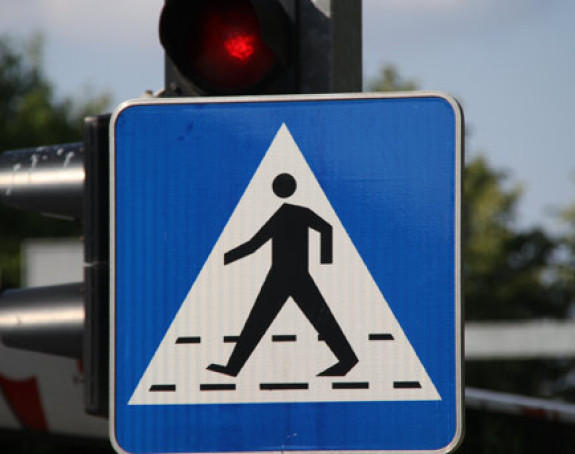 Крали знакове да направе надстрешницу!