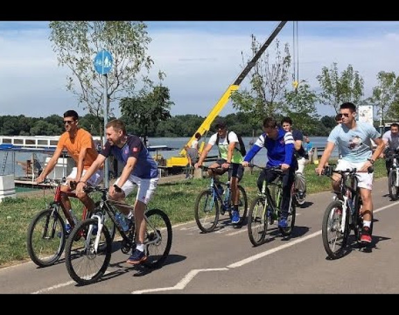 Video: Novak u Beogradu - bicikl, pa basket na Adi!