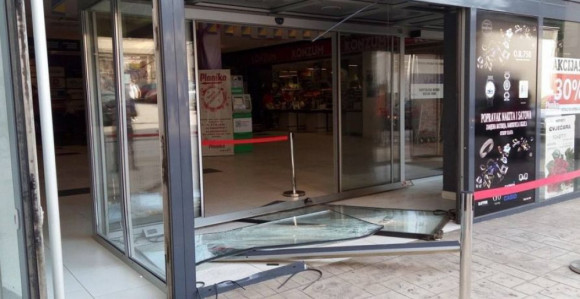 Autom se zabio u Wog i pobjegao