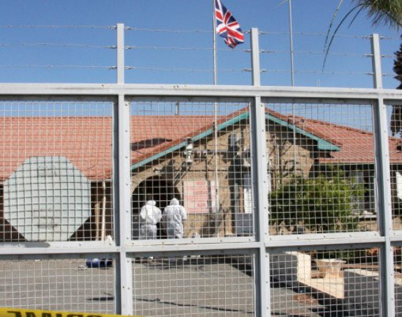 Бачена бомба на британску базу