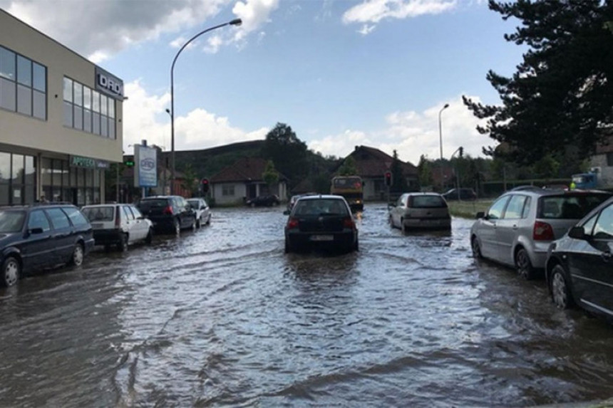 Невријеме: Вода преплавила улице