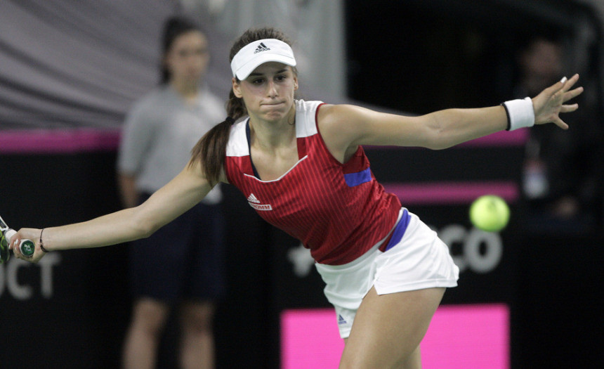 Djevojke došle na turnir na travi, pa igrale na betonu!