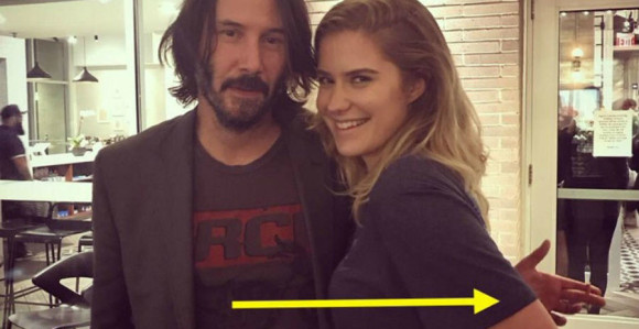 Kijanu Rivs ne dodiruje rukama žene sa kojima se fotografiše