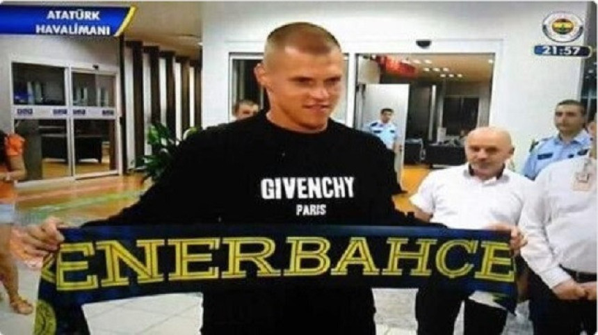 Zvanično: Škrtelu upala sekira u med!