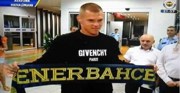 Zvanično: Škrtelu upala sekira u med!