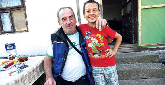 Gojko niže petice dok Petar radi na imanju