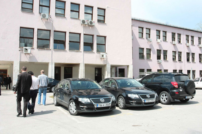 Vozaču ministra duplo veća plata