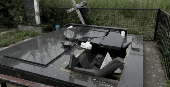 Srušeni nadgrobni spomenici na KiM